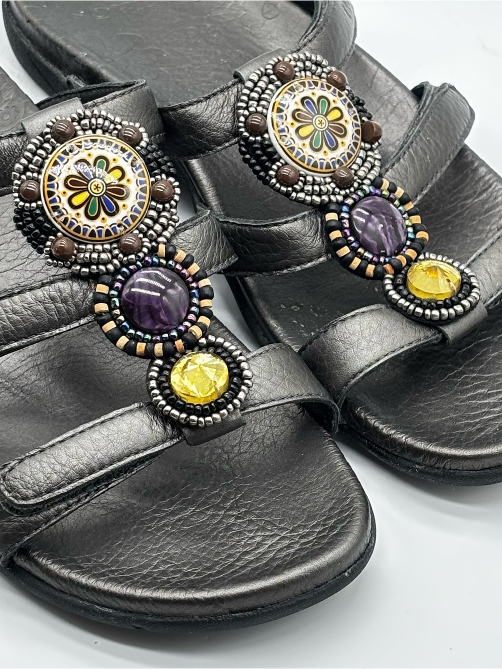 Taos Prize Women’s Size 9 Leather Sandal Pewter Silver Medallion Jewel Boho - Picture 2 of 8
